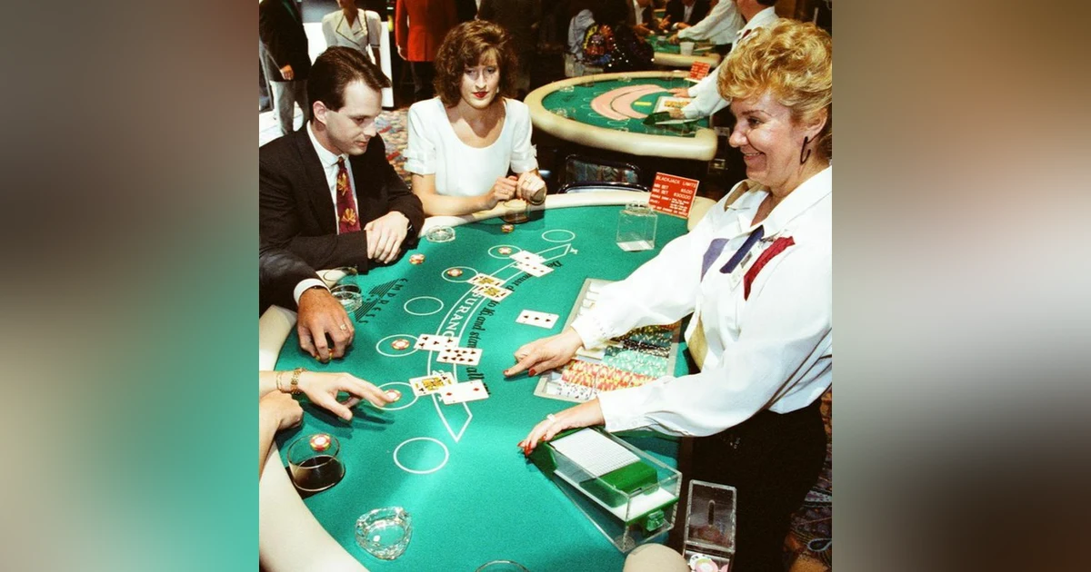 Episode 75: Gambling is BACK, UFC Refs & Judges, The Wonders of Live Scoring