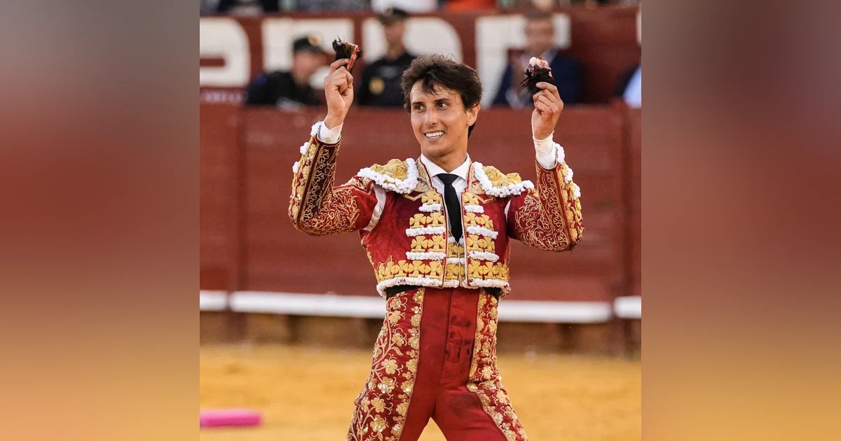 Crónica Rosa: Los 'suegros' de Roca Rey apoyan al torero en la plaza
