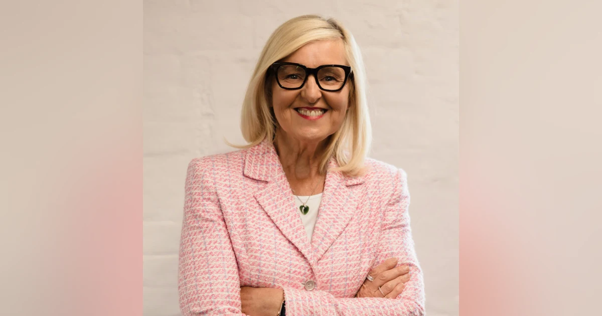 #7 ) Linda Wells of e-RAW in Australia shares her story educating the world to eat right at work.