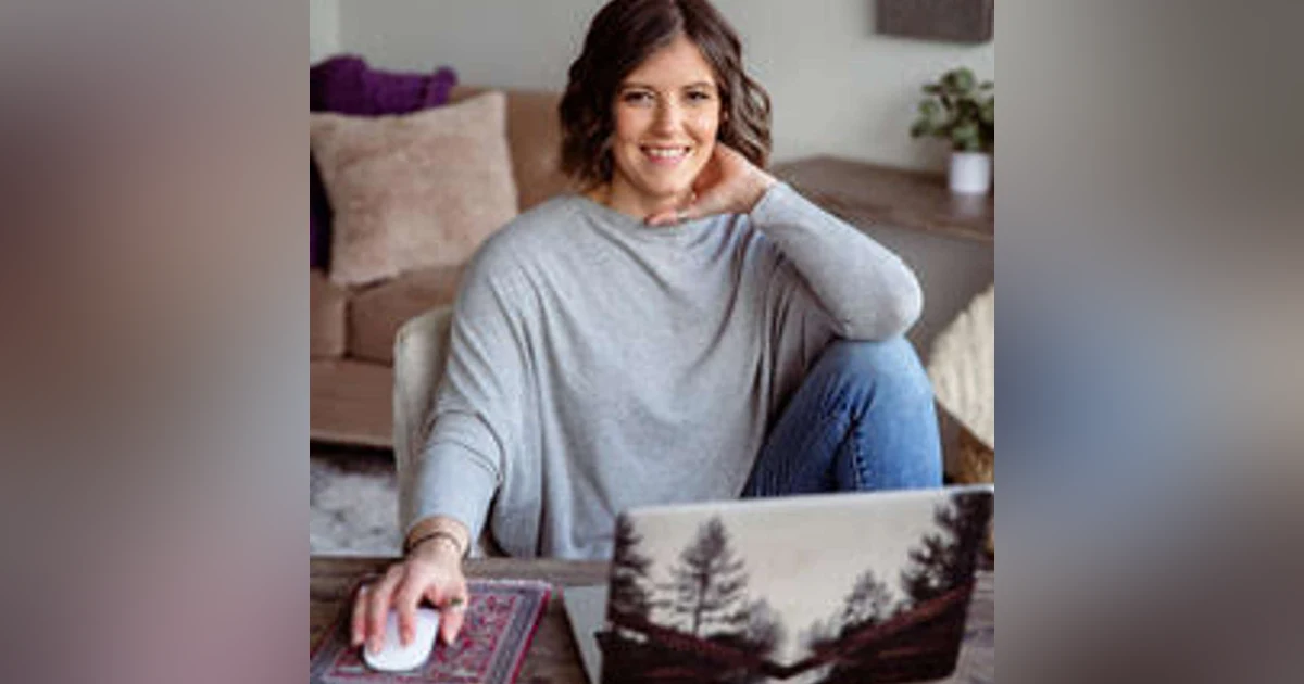 Season 4. Episode 1. How Krysta Maravilla busted out of her old life and became a writer (and her adventures along the way)