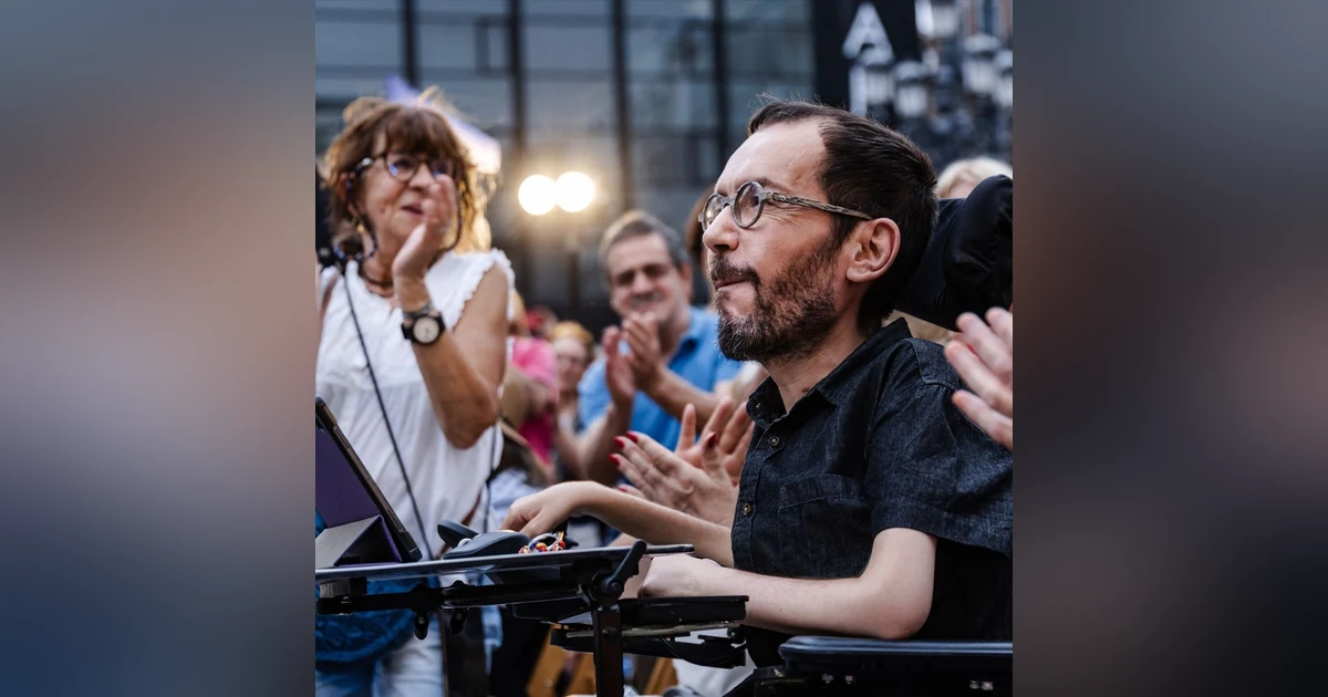 La República de los Tonnntos: Ridículo de Echenique al intentar atacar a Julios Iglesias