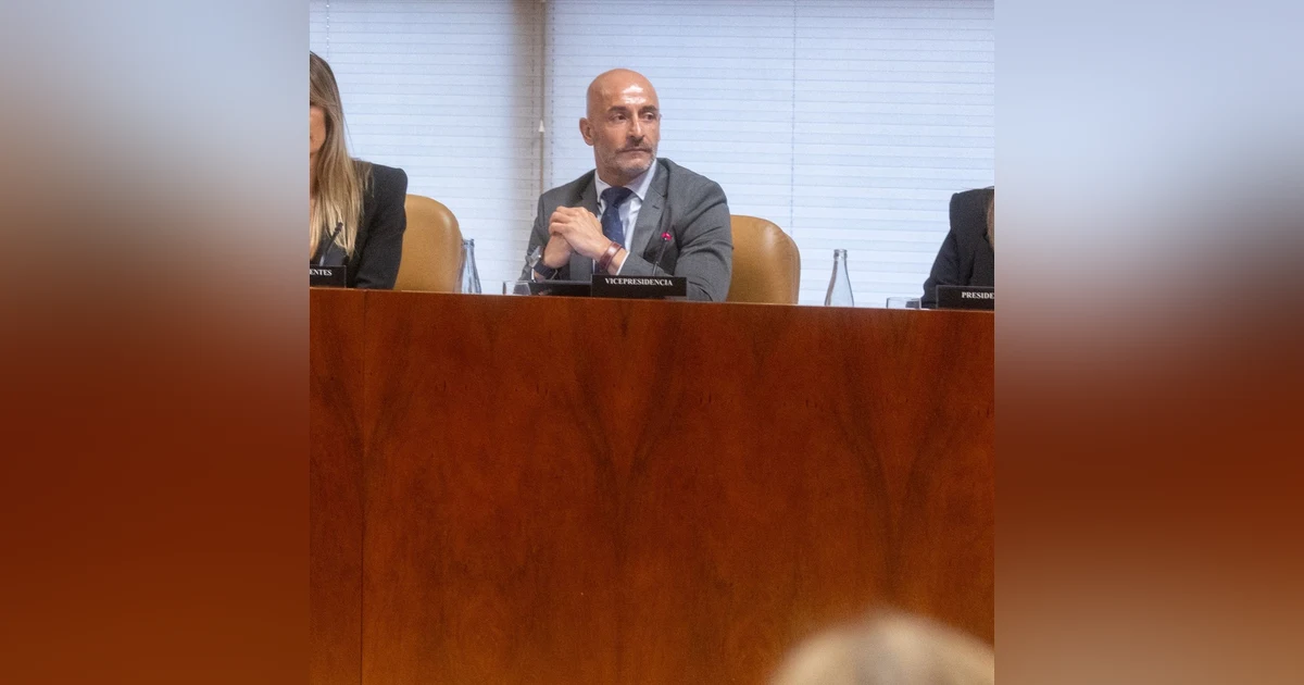 En este país llamado España: Begoña Gómez no responde en la Asamblea de Madrid