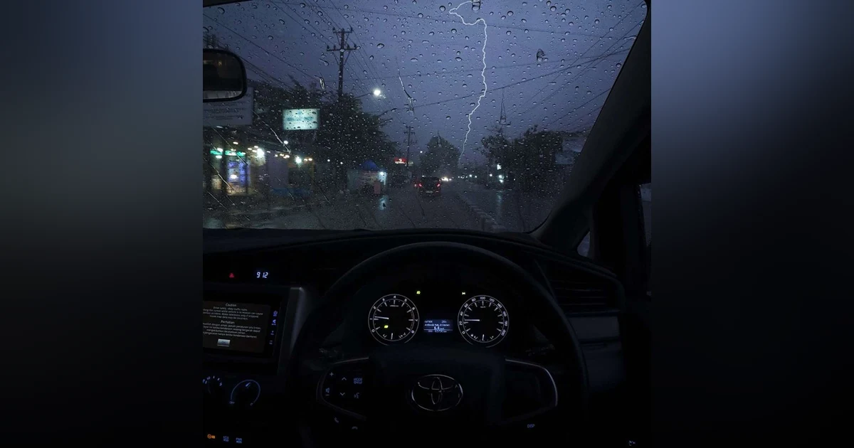 Conducir bajo una lluvia intensa por la noche para dormir bien.