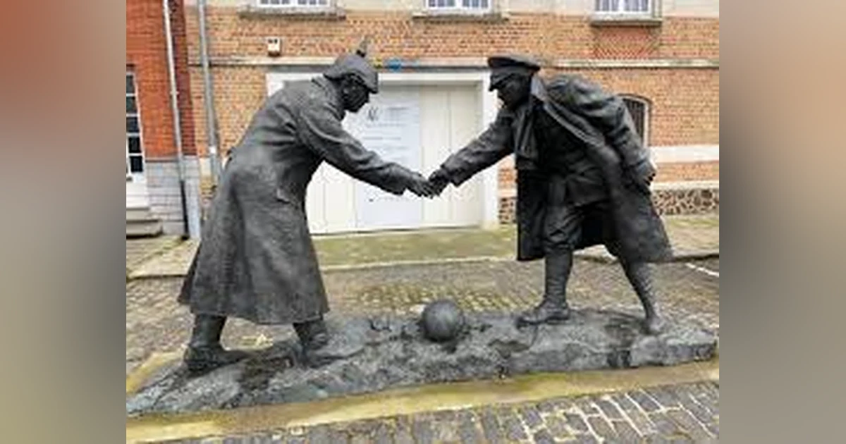 THE HEARTWARMING STORY OF THE CHRISTMAS TRUCE OF 1914: