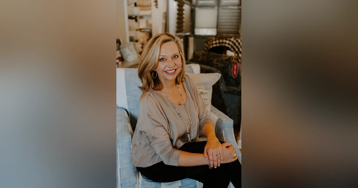 EP 212: HOW A SEASONAL SHOP BECAME A YEAR-ROUND SUCCESS WITH POLLY HELM