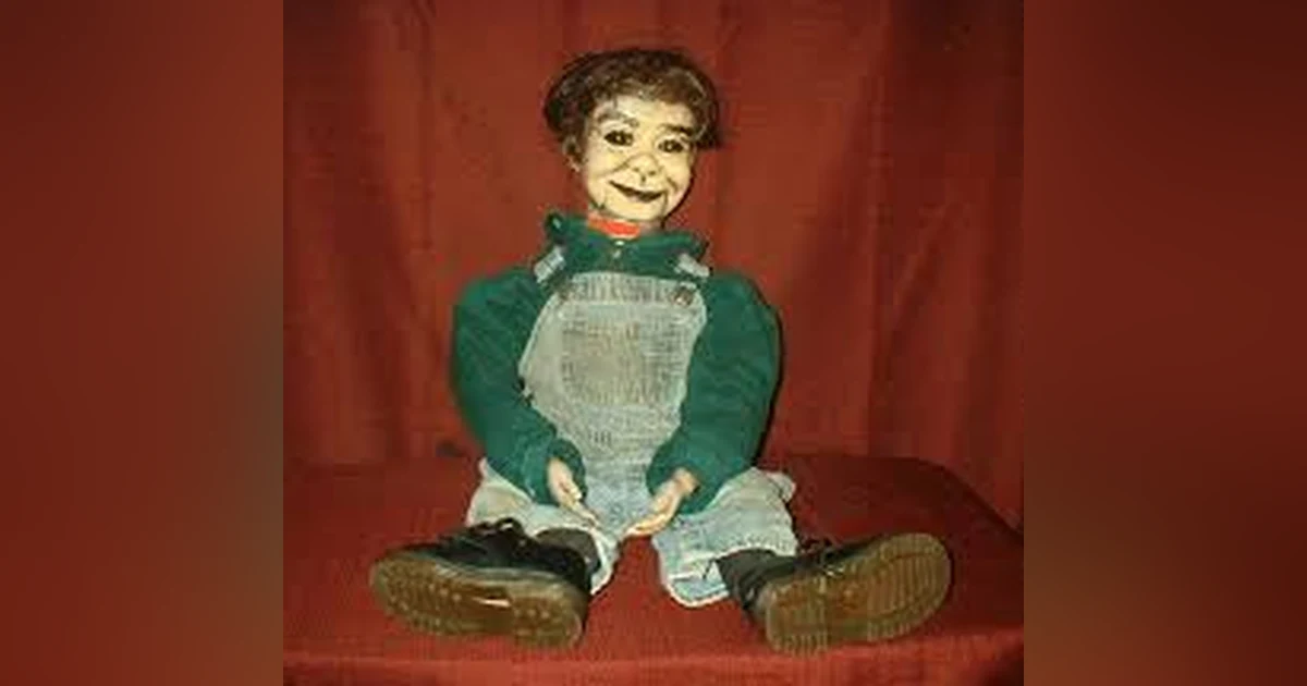 URBAN LEGENDS #10 HAUNTED DOLLS & LONELY DUMMIES     (NOT FOR CHILDREN)