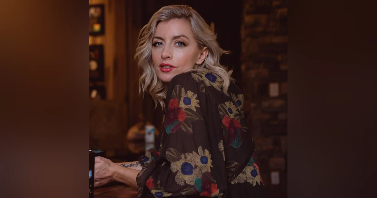 Amanda Lynn Live from "The Bird's Nest"