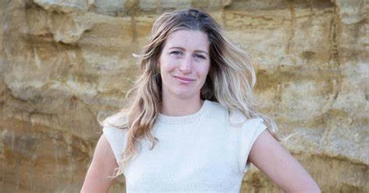 Season 3 - Episode 37 - Cassie De Colling